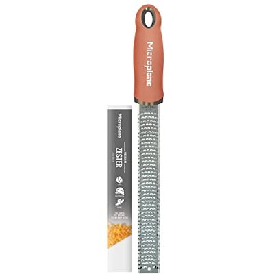 Microplane Zester rasp in Cinnamon Orange voor citrusvruchten, harde kaas, gember, chocolade, nootmuskaat en truffel met fijn roestvrijstalen blad Made in USA Microplane Zester rasp in Cinnamon Orange voor citrusvruchten, harde kaas, gember, chocolade, nootmuskaat en truffel met fijn roestvrijstalen blad Made in USA