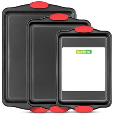 NutriChef Set van 3 hoogwaardige bakplaten met antiaanbaklaag, zwart met rode siliconen handgrepen NutriChef Set van 3 hoogwaardige bakplaten met antiaanbaklaag, zwart met rode siliconen handgrepen