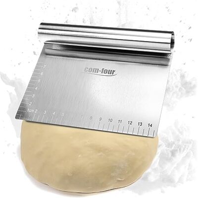 com-four ® Premium deegspatel, deegsnijder van roestvrij staal, deegsnijder met ronde handgreep, deegsnijder met rechte zijkanten, keukenspatel (1 stuk zilverkleurig afgerond) com-four ® Premium deegspatel, deegsnijder van roestvrij staal, deegsnijder met ronde handgreep, deegsnijder met rechte zijkanten, keukenspatel (1 stuk zilverkleurig afgerond)