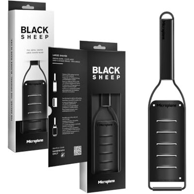 Microplane Wijd gesneden rasp met roestvrijstalen lemmet, gemaakt in de VS voor Parmezaanse kaas, chocolade, truffels en botervlokken uit de Black Sheep collectie Microplane Wijd gesneden rasp met roestvrijstalen lemmet, gemaakt in de VS voor Parmezaanse kaas, chocolade, truffels en botervlokken uit de Black Sheep collectie
