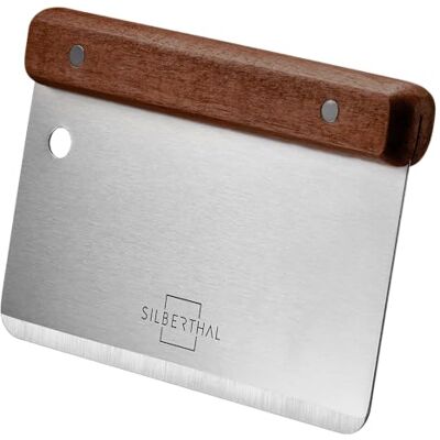 SILBERTHAL Deegkaart van roestvrij staal, 16 cm, met houten handvat Deegschraper voor brood, pizza en groenten. Voor portioneren, snijden en schrapen met meetschaal. SILBERTHAL Deegkaart van roestvrij staal, 16 cm, met houten handvat Deegschraper voor brood, pizza en groenten. Voor portioneren, snijden en schrapen met meetschaal.
