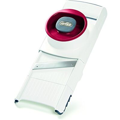Zyliss E900027 Groenteschaaf 4-in-1 kunststof/roestvrij staal, wit/rood, met 4 messen en raspenset om vast te klikken, voor het snijden van fruit, groenten en andere levensmiddelen Zyliss E900027 Groenteschaaf 4-in-1 kunststof/roestvrij staal, wit/rood, met 4 messen en raspenset om vast te klikken, voor het snijden van fruit, groenten en andere levensmiddelen