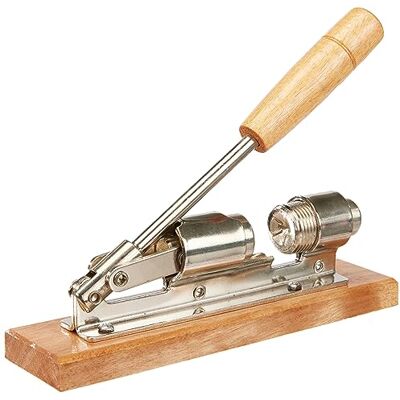 Baumalu , Notenkraker, verchroomd staal, grijs, 21 x 6,2 x 6 cm, praktisch keukengereedschap voor het breken van noten, met handvat en houten standaard, ideaal voor liefhebbers van gedroogde vruchten Baumalu , Notenkraker, verchroomd staal, grijs, 21 x 6,2 x 6 cm, praktisch keukengereedschap voor het breken van noten, met handvat en houten standaard, ideaal voor liefhebbers van gedroogde vruchten