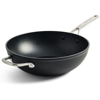 KitchenAid Gesmede Hardened aluminium wok van hard geanodiseerd keramiek met antiaanbaklaag, PFAS-vrij, 30 cm/5 liter, geschikt voor inductie en oven, zwart. KitchenAid Gesmede Hardened aluminium wok van hard geanodiseerd keramiek met antiaanbaklaag, PFAS-vrij, 30 cm/5 liter, geschikt voor inductie en oven, zwart.