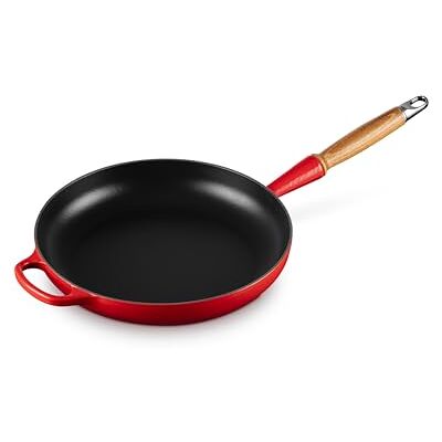 Le Creuset Signature gietijzeren koekenpan met houten handvat 26 cm Cerise Le Creuset Signature gietijzeren koekenpan met houten handvat 26 cm Cerise