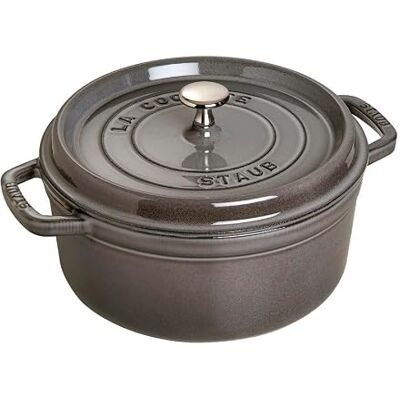 STAUB Geëmailleerde gietijzeren stoofpan met deksel, voor alle warmtebronnen, inclusief inductie, 4 tot 5 personen, rond, 26 cm, 5 l, 6 kg, grafietgrijs STAUB Geëmailleerde gietijzeren stoofpan met deksel, voor alle warmtebronnen, inclusief inductie, 4 tot 5 personen, rond, 26 cm, 5 l, 6 kg, grafietgrijs