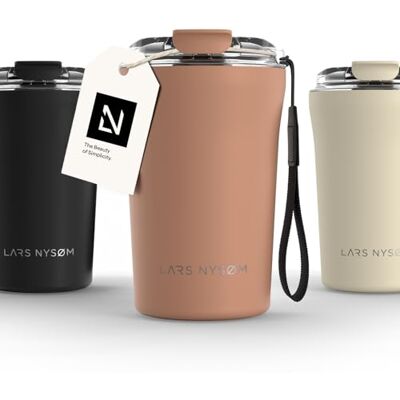 LARS NYSØM Cafe to-go Thermosbeker met riem en deksel van Tritan, 380 ml, reisbeker 0,38 liter met isolatie, waterdichte thermobeker van roestvrij staal (Roze blush, 380 ml) Mug Isotherme Cafe to-go avec Sangle et Couvercle en Tritan Chaude 4h et Froide LARS NYSØM Cafe to-go Thermosbeker met riem en deksel van Tritan, 380 ml, reisbeker 0,38 liter met isolatie, waterdichte thermobeker van roestvrij staal (Roze blush, 380 ml) Mug Isotherme Cafe to-go avec Sangle et Couvercle en Tritan Chaude 4h et Froide