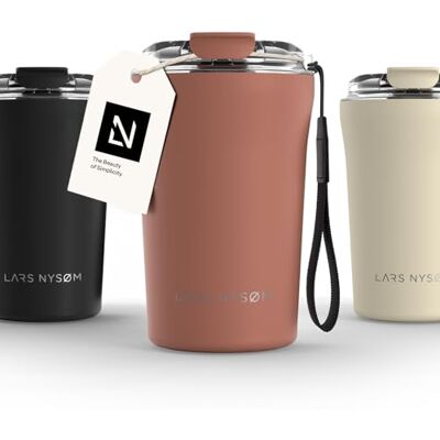 LARS NYSØM Cafe to-go Thermosbeker met riem en deksel van Tritan, 380 ml, reisbeker 0,38 liter met isolatie, waterdichte thermobeker van roestvrij staal (Baksteen rood, 380 ml) Mug Isotherme Cafe to-go avec Sangle et Couvercle en Tritan Chaude 4h et Fro LARS NYSØM Cafe to-go Thermosbeker met riem en deksel van Tritan, 380 ml, reisbeker 0,38 liter met isolatie, waterdichte thermobeker van roestvrij staal (Baksteen rood, 380 ml) Mug Isotherme Cafe to-go avec Sangle et Couvercle en Tritan Chaude 4h et Fro