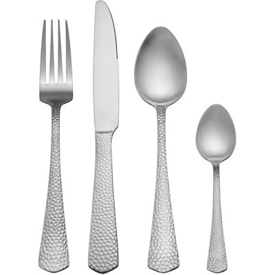 Mikasa Broadway Bestekset van roestvrij staal, 16-delig, zilveren bestekset, 4 messen, 4 vorken, 4 dessertlepels, 4 theelepels, vaatwasmachinebestendig Mikasa Broadway Bestekset van roestvrij staal, 16-delig, zilveren bestekset, 4 messen, 4 vorken, 4 dessertlepels, 4 theelepels, vaatwasmachinebestendig
