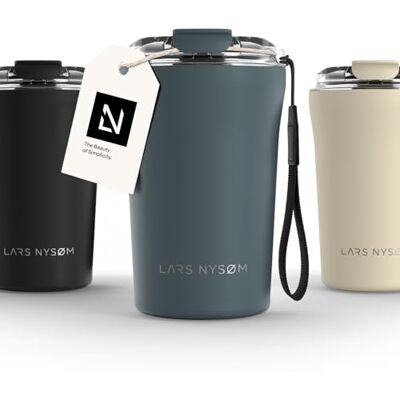 LARS NYSØM Cafe to-go Thermosbeker met riem en deksel van Tritan, 380 ml, reisbeker 0,38 liter met isolatie, waterdichte thermobeker van roestvrij staal, (Steenblauw, 380 ml) Mug Isotherme Cafe to-go avec Sangle et Couvercle en Tritan Chaude 4h et Froid LARS NYSØM Cafe to-go Thermosbeker met riem en deksel van Tritan, 380 ml, reisbeker 0,38 liter met isolatie, waterdichte thermobeker van roestvrij staal, (Steenblauw, 380 ml) Mug Isotherme Cafe to-go avec Sangle et Couvercle en Tritan Chaude 4h et Froid