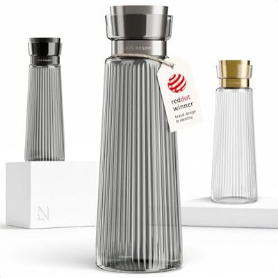 LARS NYSØM Waterkaraf 1,5 l met geïntegreerd filter van roestvrij staal, elegante glazen karaf voor sap, limonade, moderne geribbelde kan, ideaal voor dagelijks gebruik en voor gasten (grafiet/staal Sans Goutte Élégante Carafe avec Couvercle en Acier In LARS NYSØM Waterkaraf 1,5 l met geïntegreerd filter van roestvrij staal, elegante glazen karaf voor sap, limonade, moderne geribbelde kan, ideaal voor dagelijks gebruik en voor gasten (grafiet/staal Sans Goutte Élégante Carafe avec Couvercle en Acier In