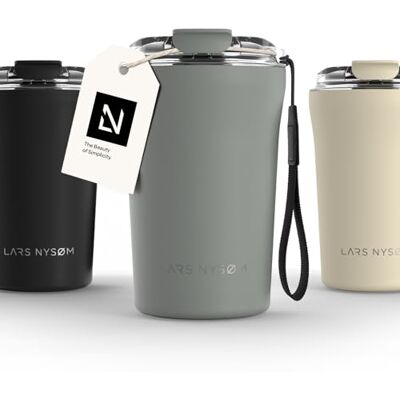 LARS NYSØM Cafe to-go Thermosbeker met riem en deksel van Tritan, 380 ml, reisbeker 0,38 liter met isolatie, waterdichte thermobeker van roestvrij staal (Asgrijs, 380 ml) Mug Isotherme Cafe to-go avec Sangle et Couvercle en Tritan Chaude 4h et Froide 8h LARS NYSØM Cafe to-go Thermosbeker met riem en deksel van Tritan, 380 ml, reisbeker 0,38 liter met isolatie, waterdichte thermobeker van roestvrij staal (Asgrijs, 380 ml) Mug Isotherme Cafe to-go avec Sangle et Couvercle en Tritan Chaude 4h et Froide 8h