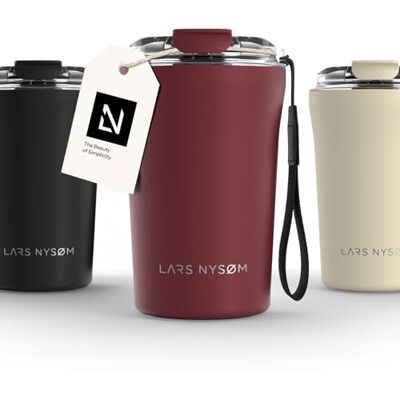 LARS NYSØM Cafe to-go Thermosbeker met riem en deksel van Tritan, 380 ml, reisbeker 0,38 liter met isolatie, waterdichte thermobeker van roestvrij staal (Bessenrood, 380 ml) Mug Isotherme Cafe to-go avec Sangle et Couvercle en Tritan Chaude 4h et Froide LARS NYSØM Cafe to-go Thermosbeker met riem en deksel van Tritan, 380 ml, reisbeker 0,38 liter met isolatie, waterdichte thermobeker van roestvrij staal (Bessenrood, 380 ml) Mug Isotherme Cafe to-go avec Sangle et Couvercle en Tritan Chaude 4h et Froide