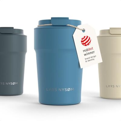 LARS NYSØM Thermo Coffee Mug-to-go 380 ml 0,38 liter reisbeker met isolatie siliconen basis waterdichte roestvrijstalen thermische mok voor koffie of thee (Calypso Blue poeder, 380 ml) LARS NYSØM Thermo Coffee Mug-to-go 380 ml 0,38 liter reisbeker met isolatie siliconen basis waterdichte roestvrijstalen thermische mok voor koffie of thee (Calypso Blue poeder, 380 ml)