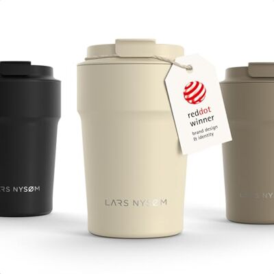 LARS NYSØM Thermo Coffee Mug-to-go 380 ml Reisbeker 0,38 liter met isolatie Siliconen basis Waterdichte roestvrijstalen thermische mok voor koffie of thee (Almond Beige Poeder, 380 ml) LARS NYSØM Thermo Coffee Mug-to-go 380 ml Reisbeker 0,38 liter met isolatie Siliconen basis Waterdichte roestvrijstalen thermische mok voor koffie of thee (Almond Beige Poeder, 380 ml)