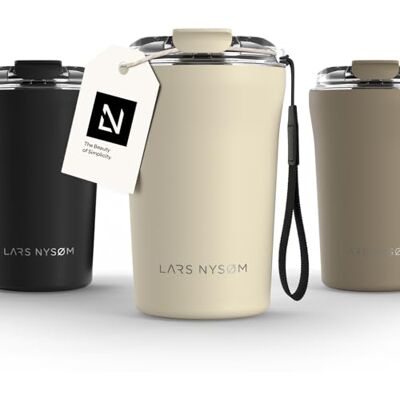 LARS NYSØM Cafe to-go Thermosbeker met riem en deksel van Tritan, 380 ml, reisbeker 0,38 liter met isolatie, waterdichte thermobeker van roestvrij staal (amandelbeige, 380 ml) Mug Isotherme Cafe to-go avec Sangle et Couvercle en Tritan Chaude 4h et Froi LARS NYSØM Cafe to-go Thermosbeker met riem en deksel van Tritan, 380 ml, reisbeker 0,38 liter met isolatie, waterdichte thermobeker van roestvrij staal (amandelbeige, 380 ml) Mug Isotherme Cafe to-go avec Sangle et Couvercle en Tritan Chaude 4h et Froi
