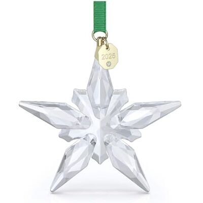 Swarovski Jaarlijkse decoratie 2025, kristallen ster met 170 facetten, hangend aan een groen grosgrain-lint met champagnekleurige accenten, gegraveerd met “2025”, afmetingen 7,7 x 1,3 x 7,2 cm Swarovski Jaarlijkse decoratie 2025, kristallen ster met 170 facetten, hangend aan een groen grosgrain-lint met champagnekleurige accenten, gegraveerd met “2025”, afmetingen 7,7 x 1,3 x 7,2 cm