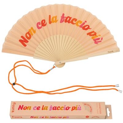 Fisura Originele waaier met boodschap "Non ce la taccio piu". Modern en kleurrijk houten accessoire. Oranje handwaaier. Inclusief polsband. Leuk cadeau-idee. 42,5 x 23 cm Fisura Originele waaier met boodschap "Non ce la taccio piu". Modern en kleurrijk houten accessoire. Oranje handwaaier. Inclusief polsband. Leuk cadeau-idee. 42,5 x 23 cm