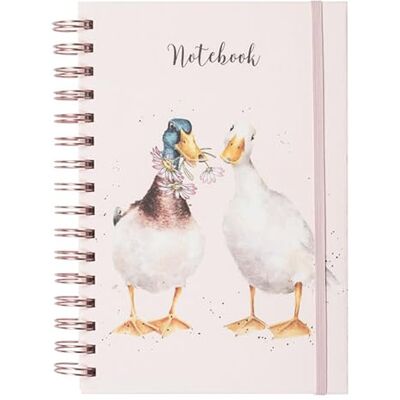 Wrendale Designs Notitieboek A5 eend Not a Daisy Goes By (roze) Wrendale Designs Notitieboek A5 eend Not a Daisy Goes By (roze)