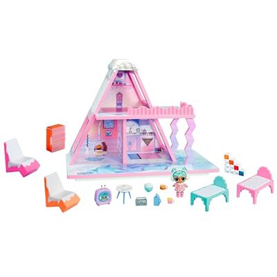 L.O.L. Surprise! Winter Snow Chalet met Tot – van echt hout, + 15 verrassingen, levering met een exclusieve pop, ideaal cadeau voor kinderen vanaf 4 jaar L.O.L. Surprise! Winter Snow Chalet met Tot – van echt hout, + 15 verrassingen, levering met een exclusieve pop, ideaal cadeau voor kinderen vanaf 4 jaar