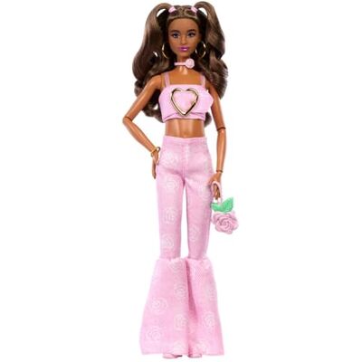 Barbie Deluxe Style nr. 12, pop met kort bovendeel van roze jeans, bijpassende uitlopende broek, bruin golvend haar, handtas en sieraden, JJN72 Barbie Deluxe Style nr. 12, pop met kort bovendeel van roze jeans, bijpassende uitlopende broek, bruin golvend haar, handtas en sieraden, JJN72