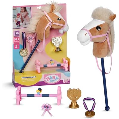 BABY born Hobby Horsing Set Poppenset met stokpaard & accessoires Hoogwaardige poppenaccessoires Voor poppen van 36 cm & 43 cm BABY born Hobby Horsing Set Poppenset met stokpaard & accessoires Hoogwaardige poppenaccessoires Voor poppen van 36 cm & 43 cm