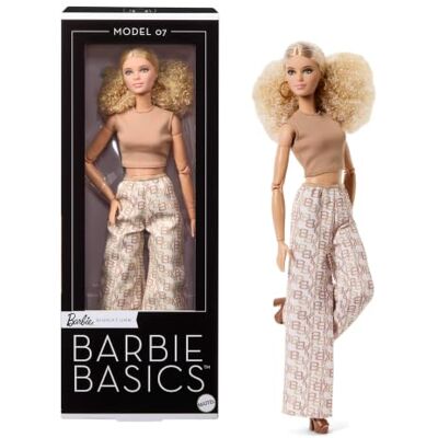 Barbie Basics Pop Neutrale collectie Model 07 van Mattel, blond haar, bedrukte witte broek, universele kleding en beweegbaar lichaam, JJX26 Barbie Basics Pop Neutrale collectie Model 07 van Mattel, blond haar, bedrukte witte broek, universele kleding en beweegbaar lichaam, JJX26