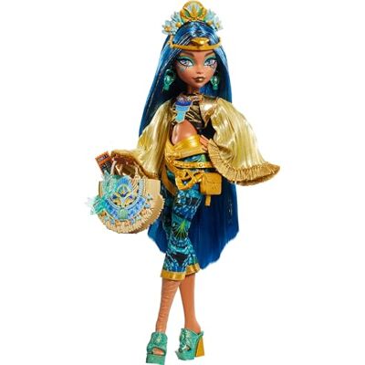 Monster Cable Cleo De Nile pop met Glam Monster Fest-outfit en accessoires met festivalthema zoals snacks, groepsposters, statement-tas en meer Monster Cable Cleo De Nile pop met Glam Monster Fest-outfit en accessoires met festivalthema zoals snacks, groepsposters, statement-tas en meer