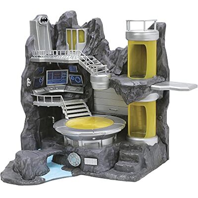Jada Batcave met 6 metalen nanofiguren en 1 middelgrote figuur, platform met licht, schuifdeuren, geschikt vanaf 5 jaar Jada Batcave met 6 metalen nanofiguren en 1 middelgrote figuur, platform met licht, schuifdeuren, geschikt vanaf 5 jaar