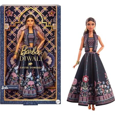 Barbie Anita Dongre Diwali pop met de look van het Lichtfeest, verzamelstuk met poppenstandaard en echtheidscertificaat, HRM91 Barbie Anita Dongre Diwali pop met de look van het Lichtfeest, verzamelstuk met poppenstandaard en echtheidscertificaat, HRM91