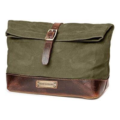 DRAKENSBERG Grote toilettas "Otis" van tafelzeil, waterdicht, rekbaar, oprolbaar design, tot 8 liter, bosgroen DRAKENSBERG Grote toilettas "Otis" van tafelzeil, waterdicht, rekbaar, oprolbaar design, tot 8 liter, bosgroen