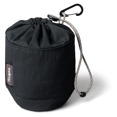Bellroy Cinch Pouch Horse Year Edition (hop-tas, reistas en bevestigbare make-uptas voor goede organisatie), Zwart, Cinch Pouch Pochette de maquillage et de voyage 0,8 L conçue pour organiser vos essentiels et s'attacher à votre sac Bellroy Cinch Pouch Horse Year Edition (hop-tas, reistas en bevestigbare make-uptas voor goede organisatie), Zwart, Cinch Pouch Pochette de maquillage et de voyage 0,8 L conçue pour organiser vos essentiels et s'attacher à votre sac