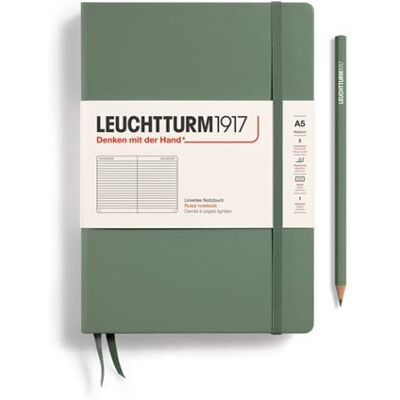 Leuchtturm1917 A5-notitieboekje, Medium, Gelinieerd, met Harde Kaft, 251 Genummerde Pagina's, Olijfgroen Leuchtturm1917 A5-notitieboekje, Medium, Gelinieerd, met Harde Kaft, 251 Genummerde Pagina's, Olijfgroen