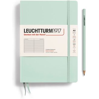 A5-notitieboekje, medium gelinieerd, met harde kaft van Leuchtturm1917, 251 genummerde pagina’s Mint Green A5-notitieboekje, medium gelinieerd, met harde kaft van Leuchtturm1917, 251 genummerde pagina’s Mint Green