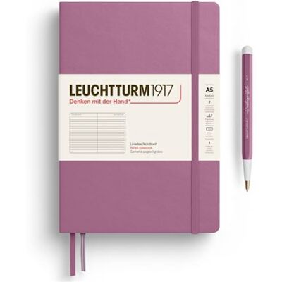 A5-notitieboekje, medium gelinieerd, met harde kaft van Leuchtturm1917, 251 genummerde pagina’s Dusty Rose A5-notitieboekje, medium gelinieerd, met harde kaft van Leuchtturm1917, 251 genummerde pagina’s Dusty Rose