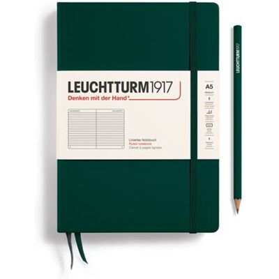 A5-notitieboekje, medium gelinieerd, met harde kaft van Leuchtturm1917, 251 genummerde pagina’s Forest Green A5-notitieboekje, medium gelinieerd, met harde kaft van Leuchtturm1917, 251 genummerde pagina’s Forest Green
