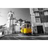 Karo-art Fotobehang - Tram in een historische wijk in Lissabon, Gele tram tegen zwart witte achtergrond, 11 maten, incl behanglijm 400x280cm
