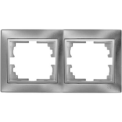 Brightium Elegante horizontale lijst voor twee elementen in zilveren uitvoering. Afmetingen: 154 x 81 x 10 mm. Deel van de serie Europa, model ERP72AU, ideaal voor het verfraaien van je decoraties. Brightium Elegante horizontale lijst voor twee elementen in zilveren uitvoering. Afmetingen: 154 x 81 x 10 mm. Deel van de serie Europa, model ERP72AU, ideaal voor het verfraaien van je decoraties.