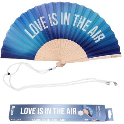Fisura – Waaier met de tekst “love is in the air”. Perfecte bruiloftsventilator van hout met een blauw kleurverloop. Inclusief hanger. Afmetingen: 42,5 x 23 cm. Fisura – Waaier met de tekst “love is in the air”. Perfecte bruiloftsventilator van hout met een blauw kleurverloop. Inclusief hanger. Afmetingen: 42,5 x 23 cm.