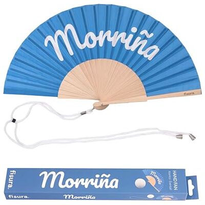 Fisura – Waaier met de tekst “morriña”. Handventilator van hout in een stijlvolle blauwe tint. Ophangkoord inbegrepen. Maat: 42,5 x 23 cm. Fisura – Waaier met de tekst “morriña”. Handventilator van hout in een stijlvolle blauwe tint. Ophangkoord inbegrepen. Maat: 42,5 x 23 cm.