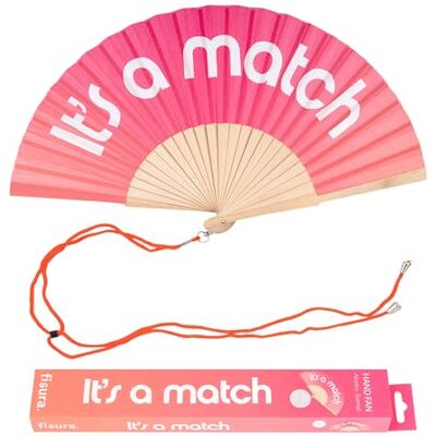 Fisura – Waaier met de tekst “It’s a match”. Unieke handventilator met een roze kleurverloop. Ophangsysteem inbegrepen. Afmetingen: 42,5 x 23 cm. Fisura – Waaier met de tekst “It’s a match”. Unieke handventilator met een roze kleurverloop. Ophangsysteem inbegrepen. Afmetingen: 42,5 x 23 cm.