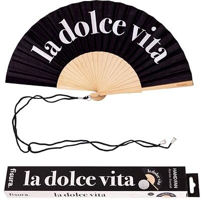 Fisura – Originele waaier met de tekst “dolce vita”. Stijlvolle zwarte ventilator van hout voor een trendy look. Inclusief hanger. Formaat: 42,5 x 23 cm. Fisura – Originele waaier met de tekst “dolce vita”. Stijlvolle zwarte ventilator van hout voor een trendy look. Inclusief hanger. Formaat: 42,5 x 23 cm.