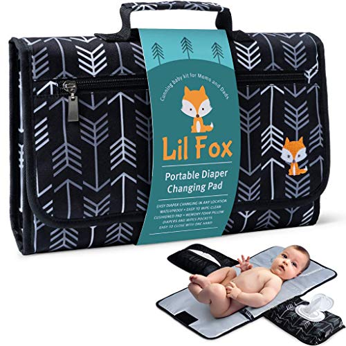 Lil Fox Draagbare luier verwisselen Pad door    Waterdichte draagbare verwisselen Pad voor mama, papa en baby's   Gebruik slechts één hand; Memory Foam Baby hoofd kussen; Zakken voor luiers, doekjes en crèmes