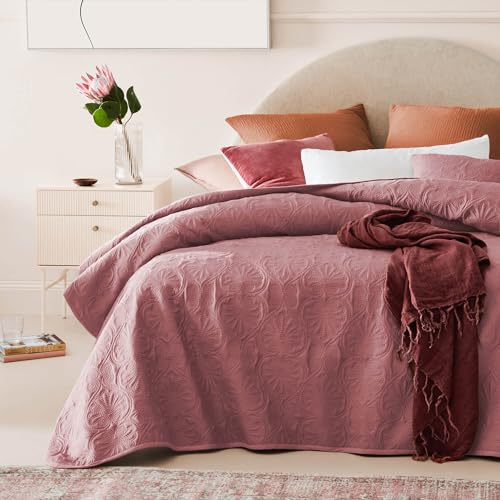 ROOM99 Leila Elegante sprei in roze, 240 x 260 cm, veelzijdige woondeken als bedsprei of bankovertrek, sprei voor bed en bank, quilt-stijl, ideaal als sprei