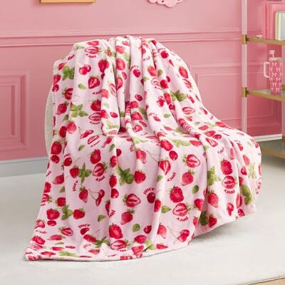 Juicy Couture Berry Happy 127 x 177 cm pluche deken, roze decoratieve dekens voor banken, plaids voor stoelen en bedden Juicy Couture Berry Happy 127 x 177 cm pluche deken, roze decoratieve dekens voor banken, plaids voor stoelen en bedden