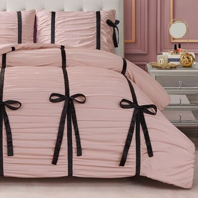 Juicy Couture Lichtroze Amelie Fluwelen Strikken Ruches Queen/Volledige Trooster Set 3-delig Stijlvol Beddengoed Ensemble Juicy Couture Lichtroze Amelie Fluwelen Strikken Ruches Queen/Volledige Trooster Set 3-delig Stijlvol Beddengoed Ensemble