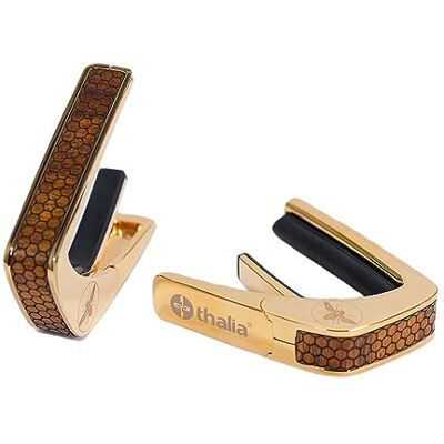 Thalia Premium Series capodaster met gouden afwerking en inleg van gekrulde Hawaiiaanse koa in honingraatpatroon Thalia Premium Series capodaster met gouden afwerking en inleg van gekrulde Hawaiiaanse koa in honingraatpatroon