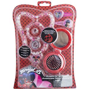 Joytoy Joy Toy 65988 Miraculous Sieradenset met 2 glitter-haarspelden, parelketting, parelarmband, ring en pop-up borstel met spiegel op blisterkaart 20 x 2 x 28,5 cm, kleurrijk Joytoy Joy Toy 65988 Miraculous Sieradenset met 2 glitter-haarspelden, parelketting, parelarmband, ring en pop-up borstel met spiegel op blisterkaart 20 x 2 x 28,5 cm, kleurrijk
