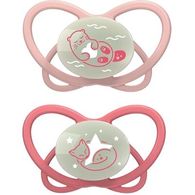 nip Butterfly Night 5-18 maanden 2-pack Stijlvriendelijke, tandvriendelijke babyfopspeen met lichtknop incl. fopspeenbox. Duurzame fopspeen met zachte siliconen zuiger, roze/rood nip Butterfly Night 5-18 maanden 2-pack Stijlvriendelijke, tandvriendelijke babyfopspeen met lichtknop incl. fopspeenbox. Duurzame fopspeen met zachte siliconen zuiger, roze/rood