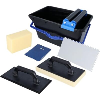 HELPMATE – 7-delige tegelreinigingsset – emmer van 18 l met rolhandgreep Voegspatel, voegschraper, voegspaan en spons in een emmer van 18 liter – Made in Germany HELPMATE – 7-delige tegelreinigingsset – emmer van 18 l met rolhandgreep Voegspatel, voegschraper, voegspaan en spons in een emmer van 18 liter – Made in Germany